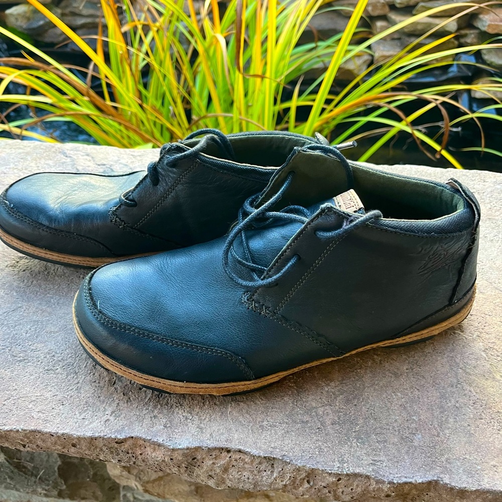 Olu-Kai chukkas in size 11, black.